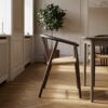 ai-miljoe-web-2-agustin-spisebordsstol-i-smoked-egetr-med-s-de-i-naturflet-fra-house-n Agustin Spisebordsstol i Smoked Egetræ med Sæde i Naturflet fra House Nordic | B57xL52xH78 cm - Billede 2