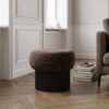 ai-miljoe-web-2-christchurch-puf-i-m-rkebrun-chenille-fra-house-nordic-52xh42-cm Christchurch Puf i Mørkebrun Chenille fra House Nordic | Ø52xH42 cm - Billede 2