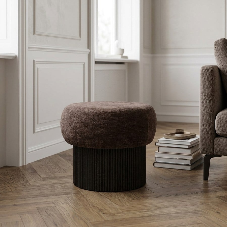 ai-miljoe-web-2-christchurch-puf-i-m-rkebrun-chenille-fra-house-nordic-52xh42-cm Christchurch Puf i Mørkebrun Chenille fra House Nordic | Ø52xH42 cm - Billede 2