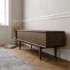 ai-miljoe-web-2-darwin-tv-b-nk-i-m-rkebrun-egetr-fra-house-nordic-b180xd45xh45-cm Darwin TV-bænk i Mørkebrun Egetræ fra House Nordic | B180xD45xH45 cm - Billede 2