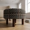 ai-miljoe-web-2-falkirk-puf-i-sort-polyester-ben-i-brun-fyrretr-fra-house-nordic-50xh3 Falkirk Puf i Sort Polyester & Ben i Brun Fyrretræ fra House Nordic | Ø50xH36 cm - Billede 2