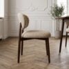 ai-miljoe-web-2-isola-spisebordsstol-i-lysebrun-polyester-ben-i-m-rkebrun-metal-fra-ho Isola Spisebordsstol i Lysebrun Polyester & Ben i Mørkebrun Metal fra House Nordic | B58xD90xH53 cm - Billede 2