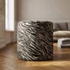 ai-miljoe-web-2-kimberley-puf-i-sort-hvid-polyester-fra-house-nordic-40xh40-cm Kimberley Puf i Sort/Hvid Polyester fra House Nordic | Ø40xH40 cm - Billede 2