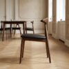 ai-miljoe-web-2-lanuza-spisebordsstol-i-sort-pu-ben-i-m-rkebrun-asketr-fra-house-nordi Lanuza Spisebordsstol i Sort PU & Ben i Mørkebrun Asketræ fra House Nordic | B48xL51xH77 cm - Billede 2