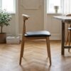 ai-miljoe-web-2-lanuza-spisebordsstol-i-sort-pu-ben-i-natur-egetr-fra-house-nordic-b48 Lanuza Spisebordsstol i Sort PU & Ben i Natur Egetræ fra House Nordic | B48xL51xH77 cm - Billede 2