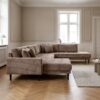 ai-miljoe-web-2-lido-u-sofa-ben-ende-venstrevendt-i-brun-fl-jl-med-fire-puder-ben-i-so Lido U-Sofa Åben Ende Venstrevendt i Brun Fløjl med Fire Puder & Ben i Sort Træ fra House Nordic | B370xL220xH76 cm - Billede 2