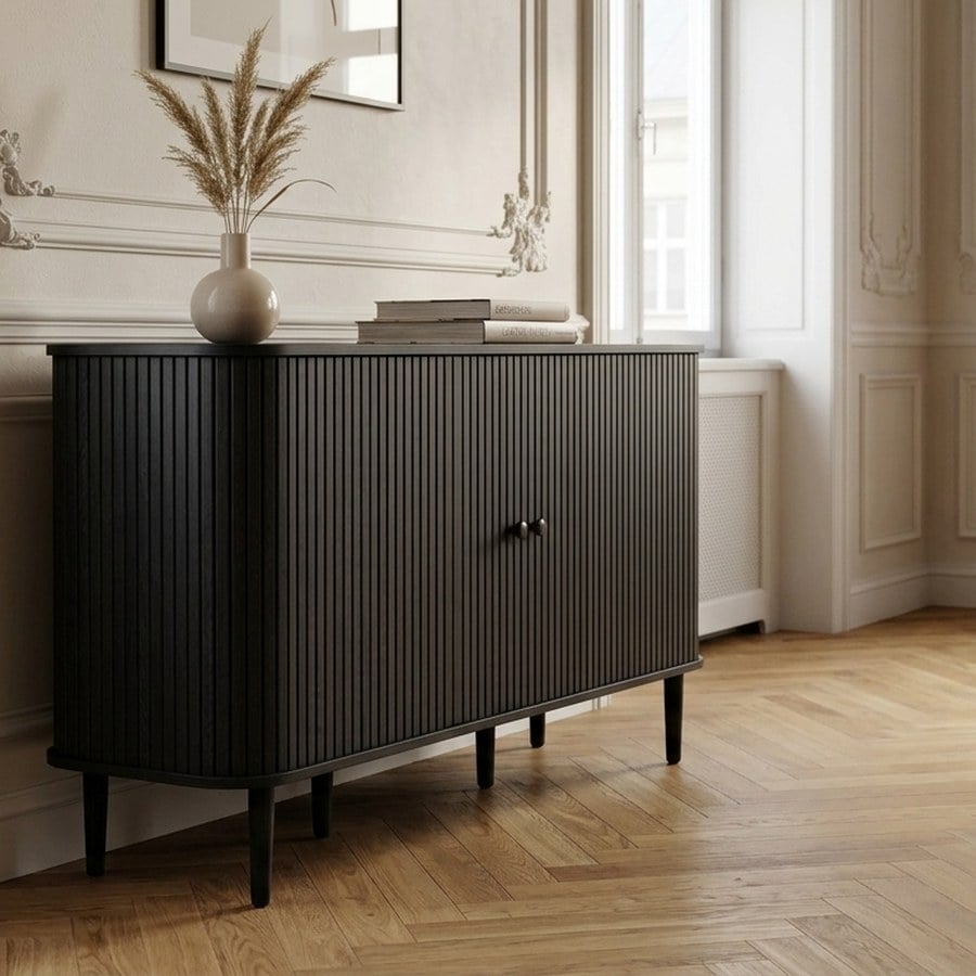 ai-miljoe-web-2-nikko-sk-nk-i-sort-mdf-fyrretr-med-2-l-ger-fra-house-nordic-l140xb40xh Nikko Skænk i Sort MDF & Fyrretræ med 2 Låger fra House Nordic | L140xB40xH79 cm - Billede 2