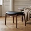 ai-miljoe-web-2-olvera-fodskammel-i-sort-pu-ben-i-m-rkebrun-asketr-fra-house-nordic-b5 Olvera Fodskammel i Sort PU & Ben i Mørkebrun Asketræ fra House Nordic | B53,5xL43xH38 cm - Billede 2