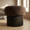ai-miljoe-web-3-christchurch-puf-i-m-rkebrun-chenille-fra-house-nordic-52xh42-cm Christchurch Puf i Mørkebrun Chenille fra House Nordic | Ø52xH42 cm - Billede 3