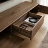 ai-miljoe-web-3-darwin-tv-b-nk-i-m-rkebrun-egetr-fra-house-nordic-b180xd45xh45-cm Darwin TV-bænk i Mørkebrun Egetræ fra House Nordic | B180xD45xH45 cm - Billede 3
