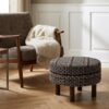 ai-miljoe-web-3-falkirk-puf-i-sort-polyester-ben-i-brun-fyrretr-fra-house-nordic-50xh3 Falkirk Puf i Sort Polyester & Ben i Brun Fyrretræ fra House Nordic | Ø50xH36 cm - Billede 3