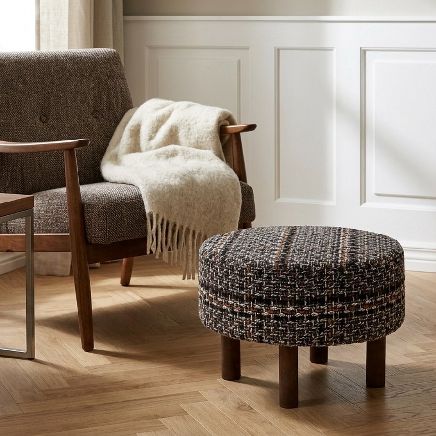 ai-miljoe-web-3-falkirk-puf-i-sort-polyester-ben-i-brun-fyrretr-fra-house-nordic-50xh3 Falkirk Puf i Sort Polyester & Ben i Brun Fyrretræ fra House Nordic | Ø50xH36 cm - Billede 3