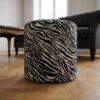 ai-miljoe-web-3-kimberley-puf-i-sort-hvid-polyester-fra-house-nordic-40xh40-cm Kimberley Puf i Sort/Hvid Polyester fra House Nordic | Ø40xH40 cm - Billede 3