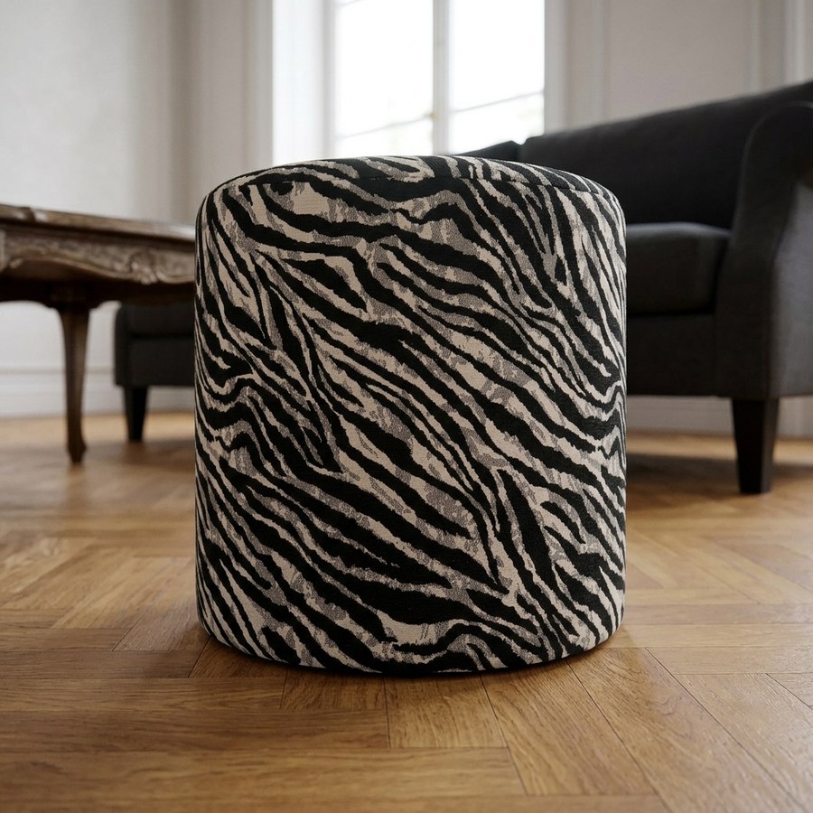 ai-miljoe-web-3-kimberley-puf-i-sort-hvid-polyester-fra-house-nordic-40xh40-cm Kimberley Puf i Sort/Hvid Polyester fra House Nordic | Ø40xH40 cm - Billede 3