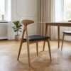 ai-miljoe-web-3-lanuza-spisebordsstol-i-sort-pu-ben-i-natur-egetr-fra-house-nordic-b48 Lanuza Spisebordsstol i Sort PU & Ben i Natur Egetræ fra House Nordic | B48xL51xH77 cm - Billede 3