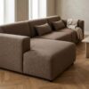 ai-miljoe-web-3-noor-venstrevendt-loungesofa-i-brun-polyester-med-2-puder-fra-house-no-2 Noor Venstrevendt Loungesofa i Brun Polyester med 2 Puder fra House Nordic | B276xL94-166xH75 cm - Billede 3