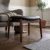 ai-miljoe-web-3-olvera-fodskammel-i-sort-pu-ben-i-m-rkebrun-asketr-fra-house-nordic-b5 Olvera Fodskammel i Sort PU & Ben i Mørkebrun Asketræ fra House Nordic | B53,5xL43xH38 cm - Billede 3