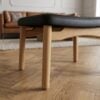 ai-miljoe-web-3-olvera-fodskammel-i-sort-pu-ben-i-natur-egetr-fra-house-nordic-b53-5xl Olvera Fodskammel i Sort PU & Ben i Natur Egetræ fra House Nordic | B53,5xL43xH38 cm - Billede 3