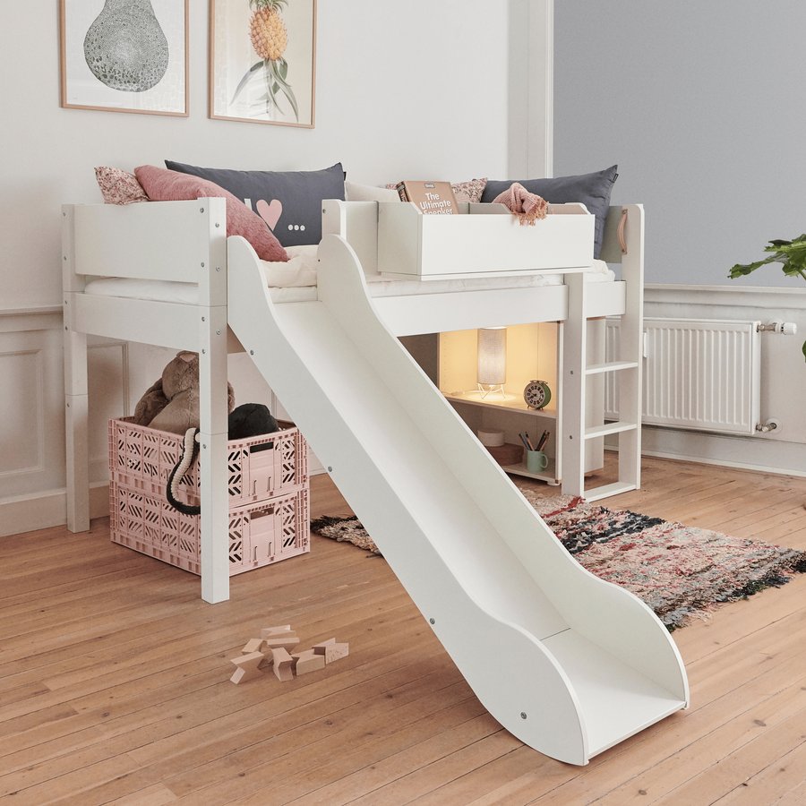 LOKE Halvhøj Seng i Flere Farver MDF med Rustjebane & Stige & Ben i Bøgetræ fra Manis-h | B90xD160xH51 cm Børneseng - Billede 3