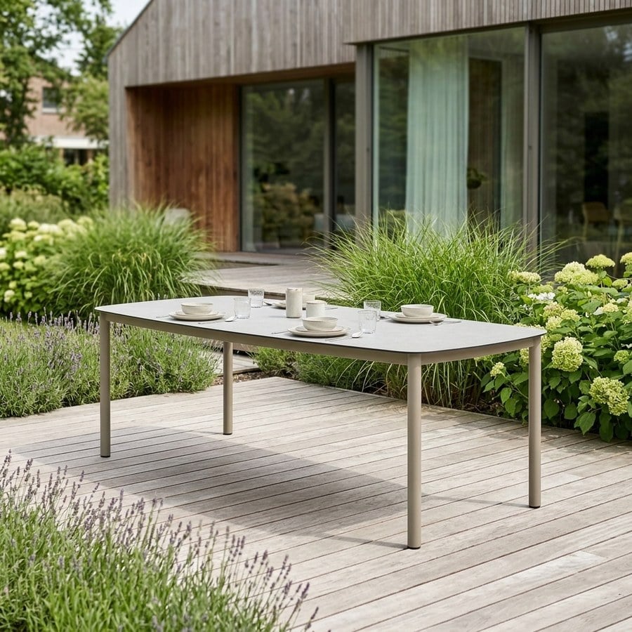 ai-miljoe-1-crete-udend-rs-spisebord-med-stel-i-aluminium-bordplade-i-matteret-glas-fra-lexpo-living-sand-100x220-cm-252913-2 Crete Udendørs Spisebord med Stel i Aluminium & Bordplade i Matteret Glas fra Lexpo Living | Sand | 100x220 cm - Billede 1