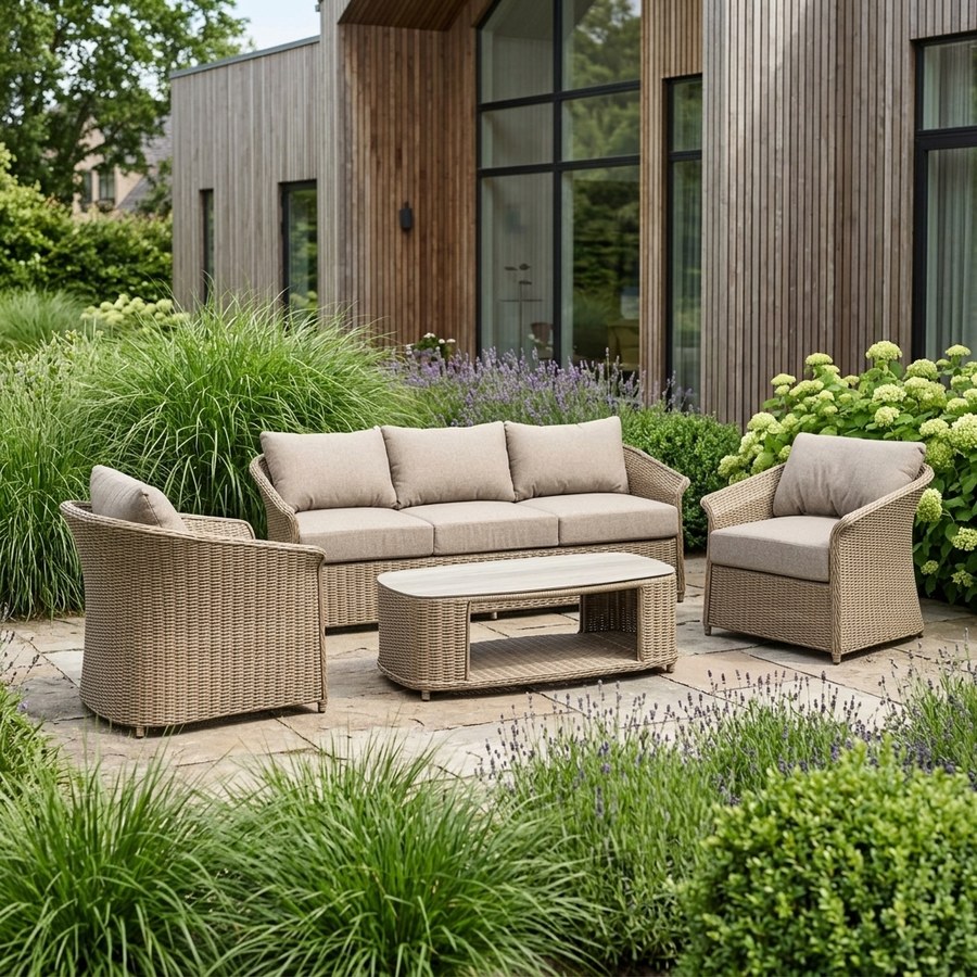 Maderia Udendørs Loungesæt i Polyrattan med Hynder fra Lexpo Living | Beige/Neutral | Loungesofa + 2x Loungestole + Sofabord - Billede 1