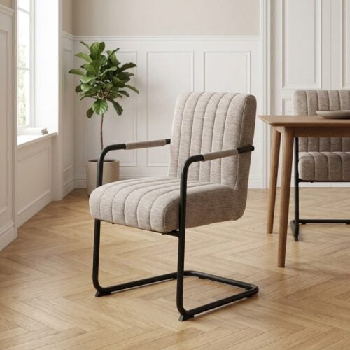 Trout Spisebordsstol med Armlæn i Sand Stof og Sort Stål fra Unique Furniture | B54xH86,5xD62cm - Billede 1
